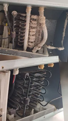 Evaporador tapado de pelusa, y el mismo limpio con la resistencia de descongelado a la vista.