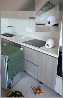 Cocina terminada, con el anafe de inducción y la campana puestos.