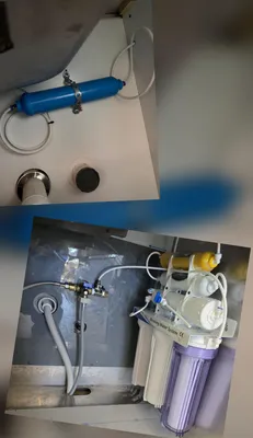 Filtro de agua por ósmosis inversa, instalado bajo la mesada.